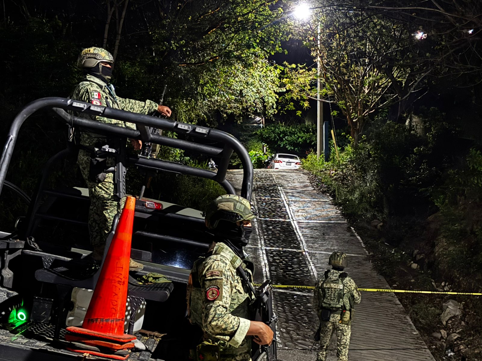 Elementos de la SEDENA sitiaron el lugar para mayor seguridad durante el cateo.